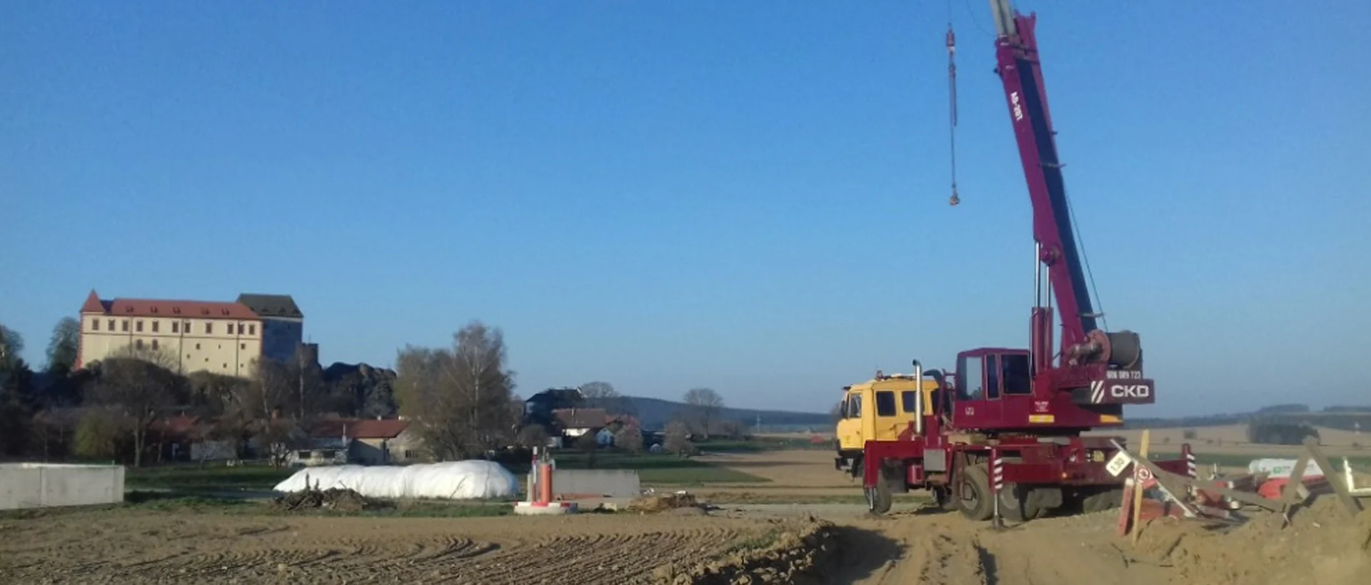 Autojeřáb AD 20T se vztyčeným ramenem při práci v jihočeské krajině